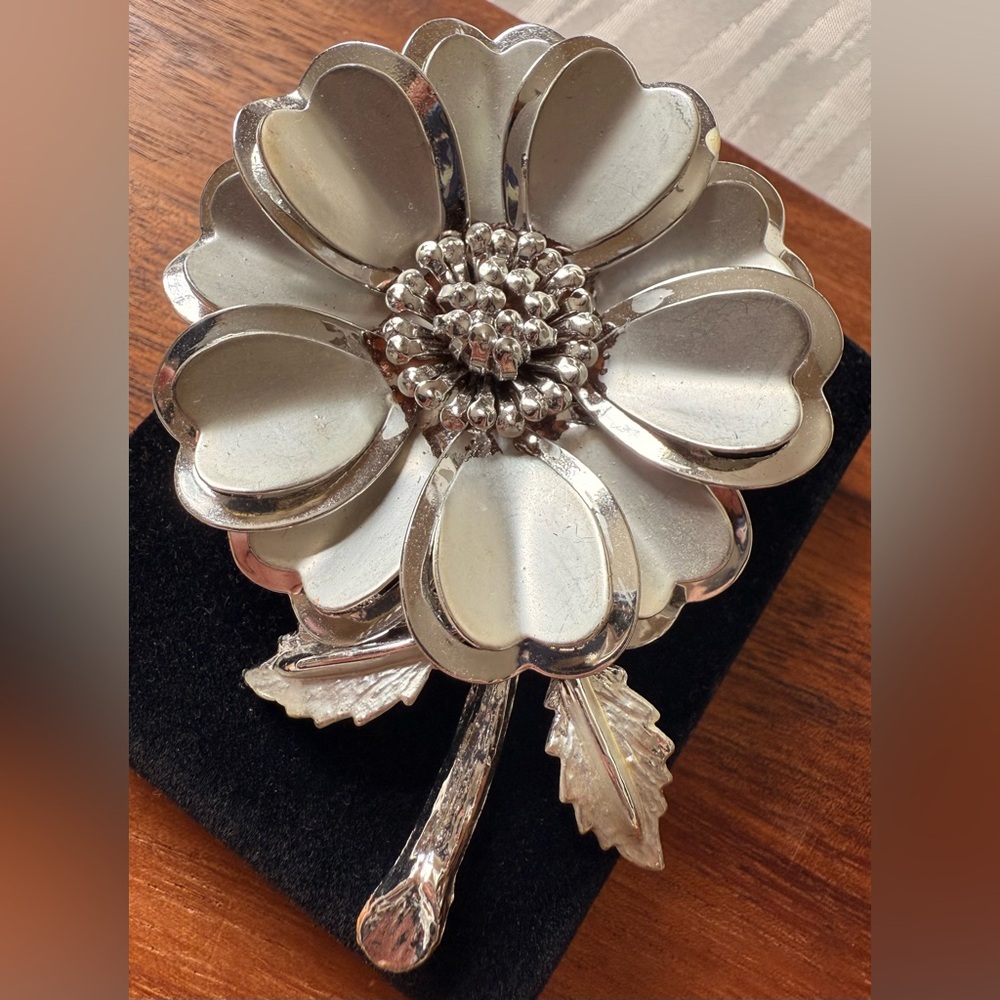 Vintage Silver Tone Floral Flower Brooch Pin - Picture 2 of 6